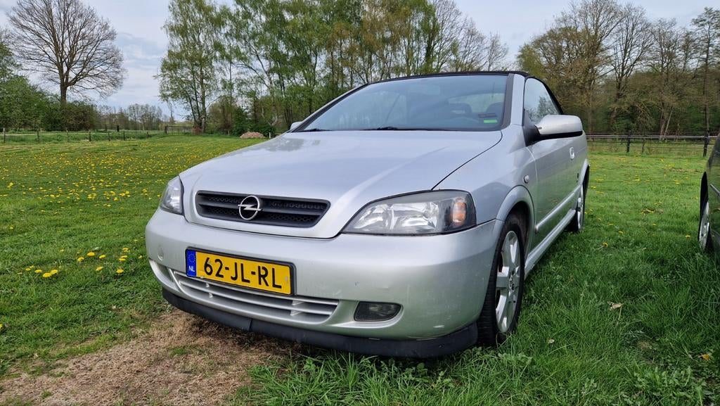 Opel Astra 1.6 Cabrio lees tekst, Auto's, Opel, Voorwielaandrijving, Zwart, Cabriolet, 4 stoelen