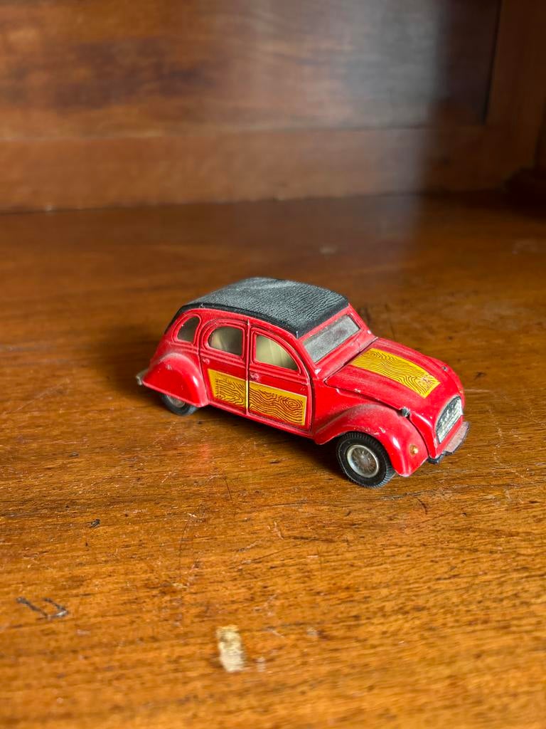 Vintage Speelgoedauto - Rode Citroën 2CV met Gele Details, Overige merken, Gebruikt, 1:50 of kleiner, Auto