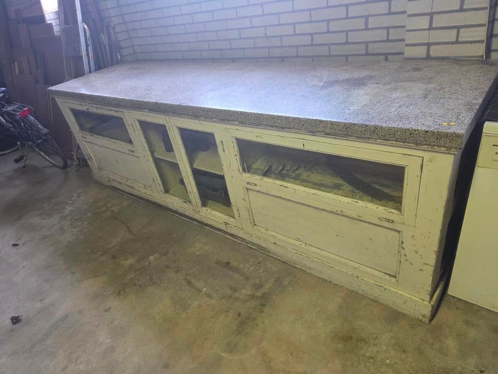 Lange houten kast met glazen deuren en stenen blad. Vintage, Ophalen, Gebruikt, 25 tot 50 cm