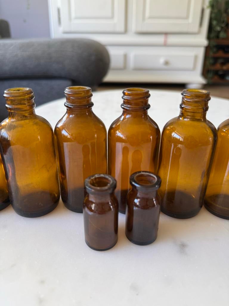 Set van 11 kleine bruine glazen flesjes, Antiek en Kunst, Ophalen