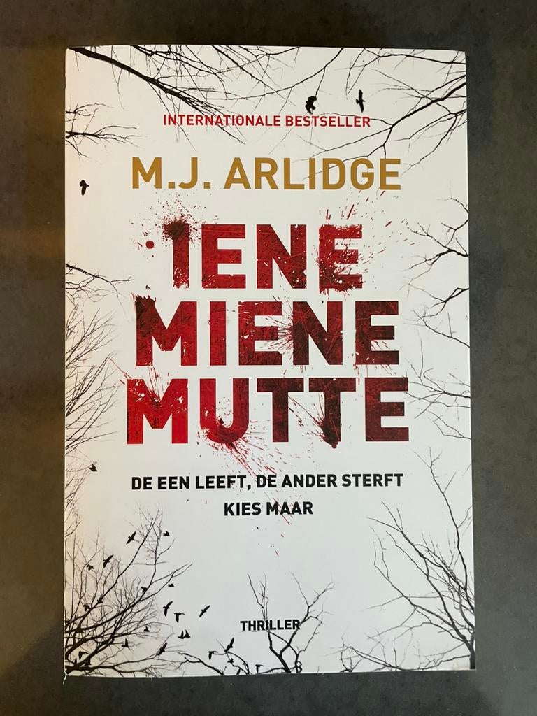 Iene miene mutte M.J. Arlidge. Deel 1 Helen Grace, Boeken, Ophalen, Zo goed als nieuw