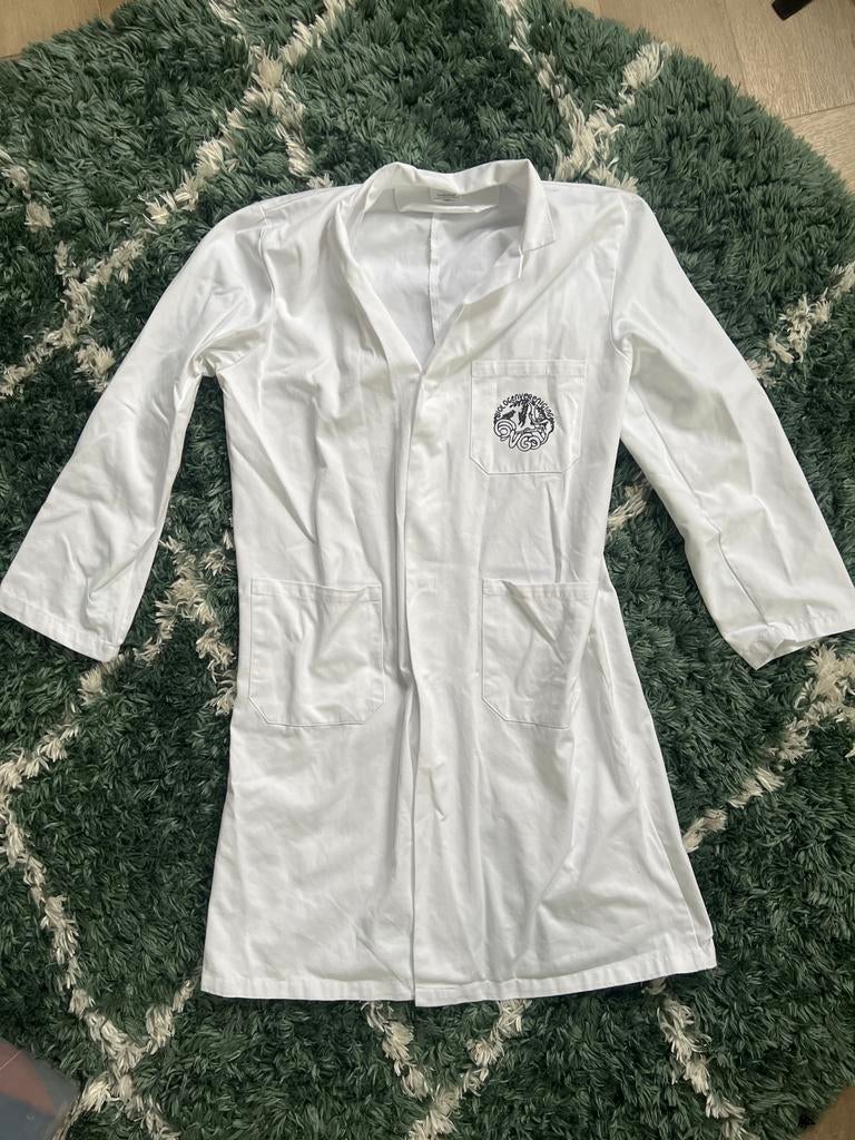 Witte labjas met logo, Ophalen of Verzenden, Zo goed als nieuw