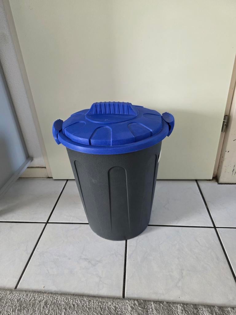 Grijze opbergton met blauw deksel, Ophalen