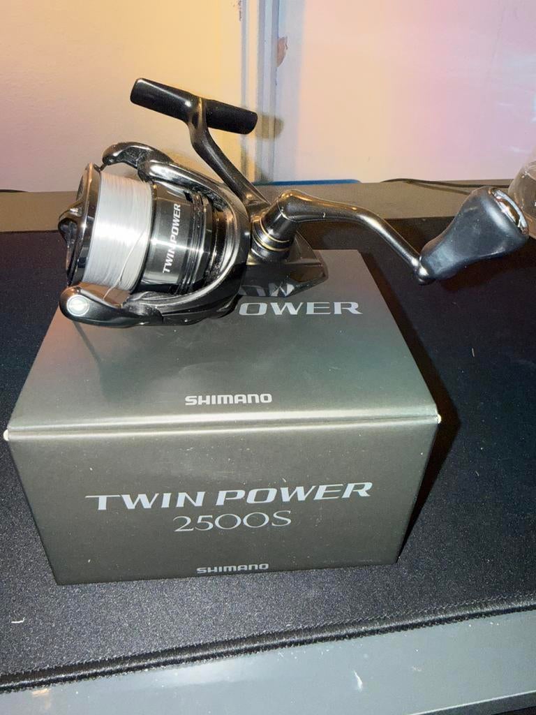 Shimano Twin Power 2500S – Zo goed als nieuw, Ophalen of Verzenden, Zo goed als nieuw, Molen