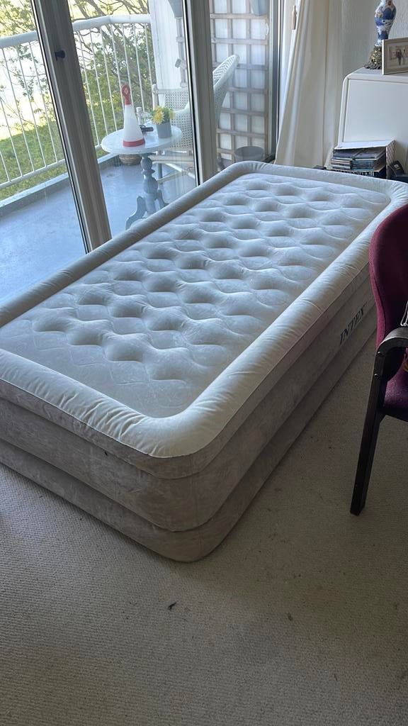 Intex luchtbed met ingebouwde electrische pomp, Caravans en Kamperen, Ophalen of Verzenden, Zo goed als nieuw