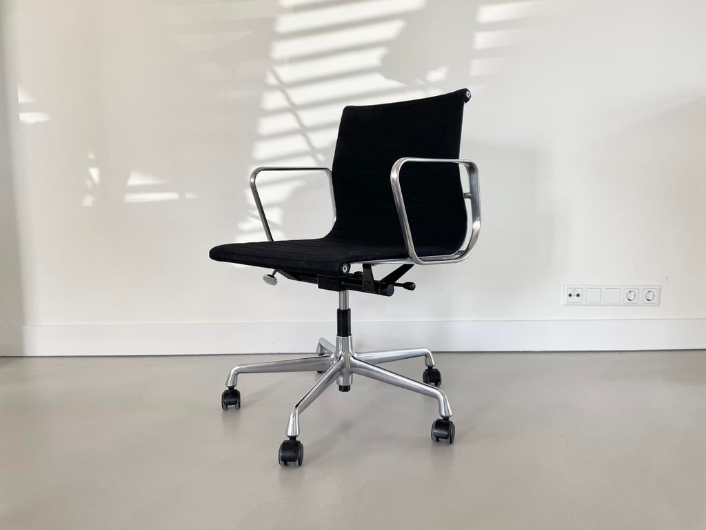 Vitra Eames ea117 bureaustoel hopsak zwart, Zwart, Zo goed als nieuw, Nvt, Nvt
