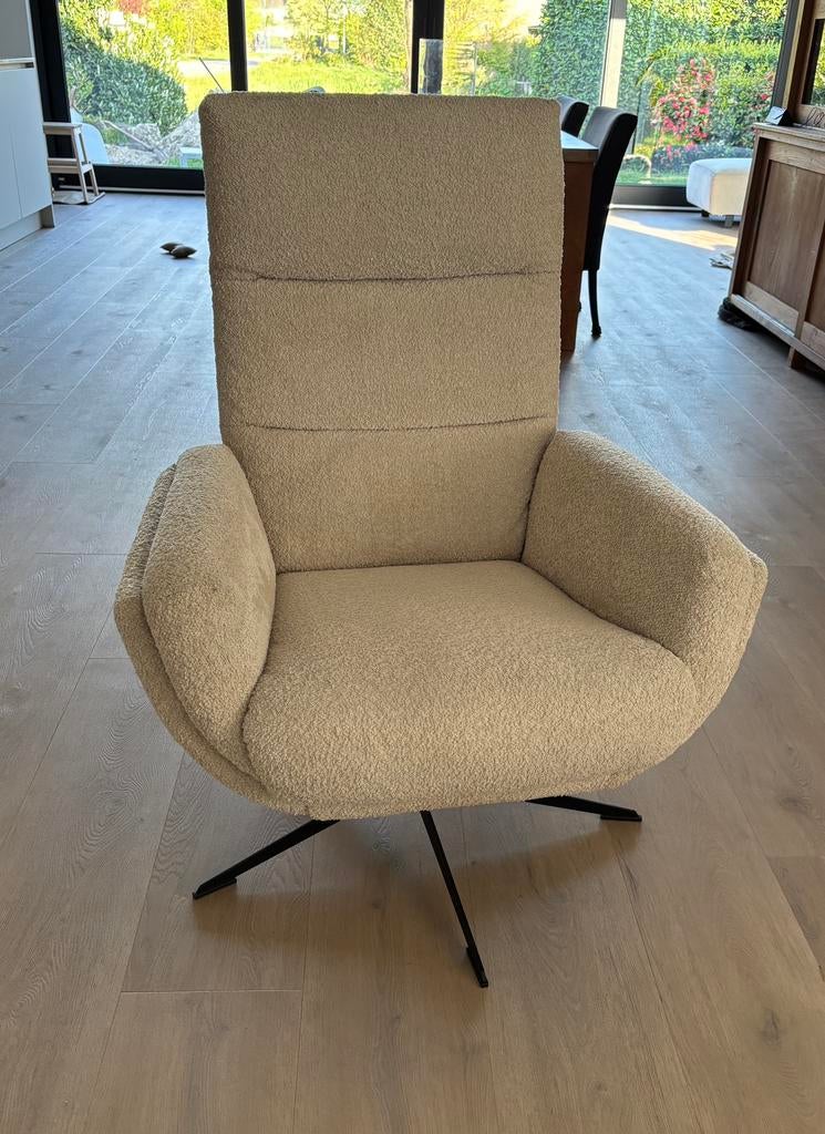 Mooie fauteuil in beige teddy stof met zwart metalen voet, Huis en Inrichting, Fauteuils, Ophalen, 75 tot 100 cm, Zo goed als nieuw