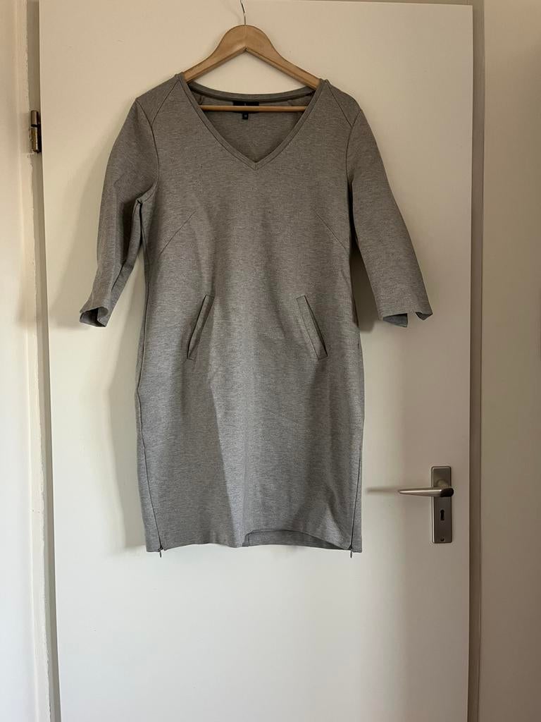 Lichtgrijze / grijze middellange jurk, maat 38/M Mart Visser, Maat 38/40 (M), Ophalen of Verzenden, Zo goed als nieuw, Knielengte