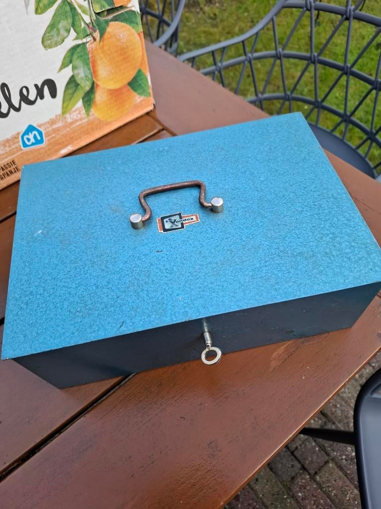 Vintage metalen kistje / geldkistje met sleutel, Antiek en Kunst, Ophalen of Verzenden