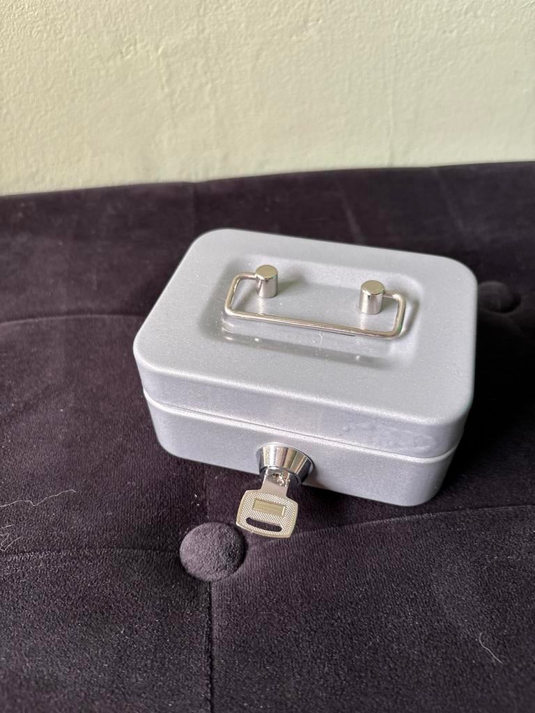 Klein Geldkistje met Sleutel - Ideaal voor Sparen of Kluisje, Verzamelen, Spaarpotten, Ophalen of Verzenden, Zo goed als nieuw