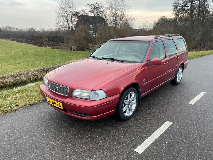 Volvo V70 2.5 1999 Rood, Auto's, Volvo, Particulier, V70, ABS, Airconditioning, Bluetooth, Centrale vergrendeling, Cruise Control