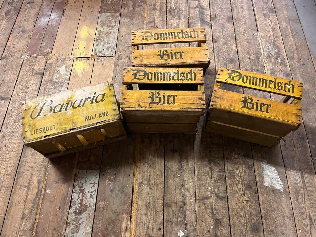 Vier vintage Bavaria en Dommelsch bierkratten, Ophalen, Gebruikt, Overige houtsoorten, Minder dan 50 cm