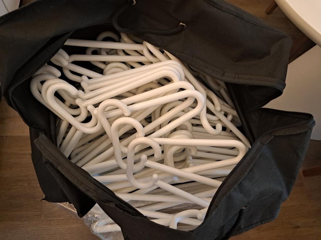 42 kunststof hangers in prima staat, Kleding | Dames, Ophalen, Zo goed als nieuw, Kunststof