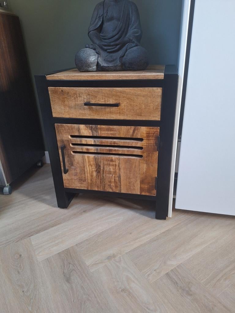 2 mango houten nachtkastjes met lade en deur, Huis en Inrichting, Slaapkamer | Nachtkastjes, Zo goed als nieuw, 55 tot 70 cm, Minder dan 45 cm