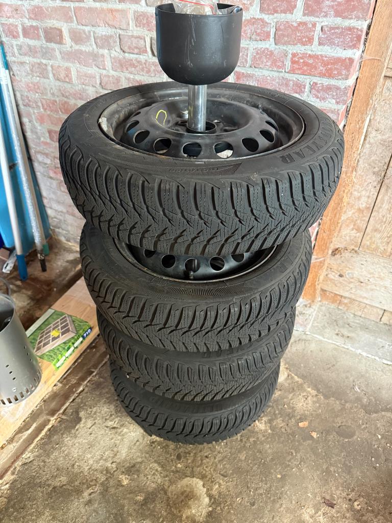 Winterbanden Good year  155/65R14 75 T Peugeot 107, Auto-onderdelen, Banden en Velgen, Ophalen, 14 inch, Gebruikt, 155 mm