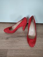 Pumps rood suède maat 37, Kleding | Dames, Schoenen, Pumps, Ophalen of Verzenden, Gedragen, Rood