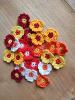 24 gehaakte bloemetjes van katoen in rood - geel - oranje, Ophalen of Verzenden, Nieuw, Haken, Overige typen