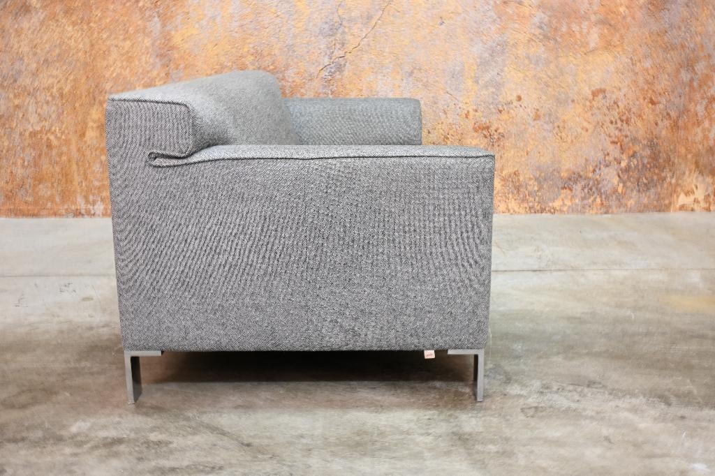 ZGANieuw! grijze stoffen Leolux Pode Edit designbank, Huis en Inrichting, Banken | Bankstellen, Leolux, Leolux, Driepersoons, 75 tot 100 cm