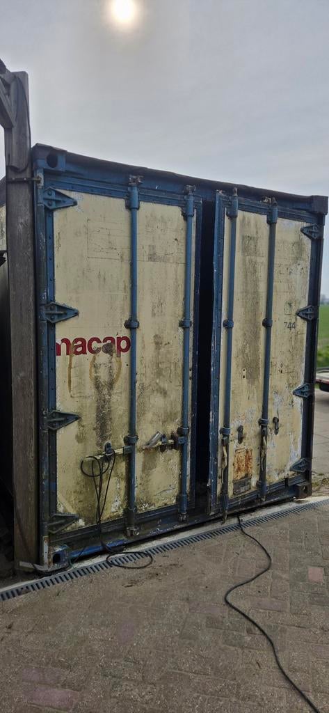 Opslagcontainer met bitumen dak, Ophalen