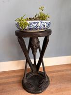 Handgesneden Afrikaanse sculptuur bijzettafel tribal art, Minder dan 55 cm, Rond, Ophalen of Verzenden, Zo goed als nieuw