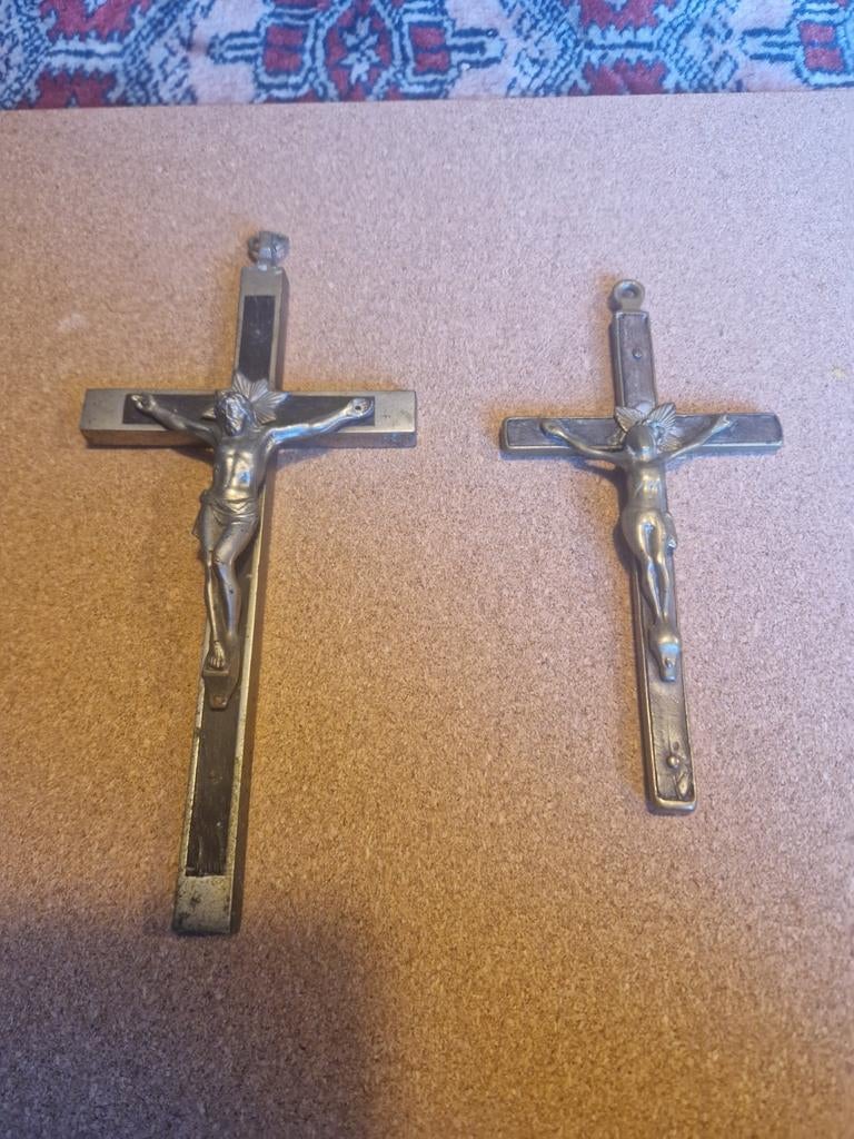 2 Kruisjes met Jezus erop antiek rond 1900 in goede staat, Ophalen of Verzenden, Zo goed als nieuw, Sieraad, Christendom | Katholiek