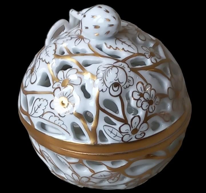 Herend wit-goud juwelendoosje., Antiek en Kunst, Antiek | Porselein, Ophalen of Verzenden