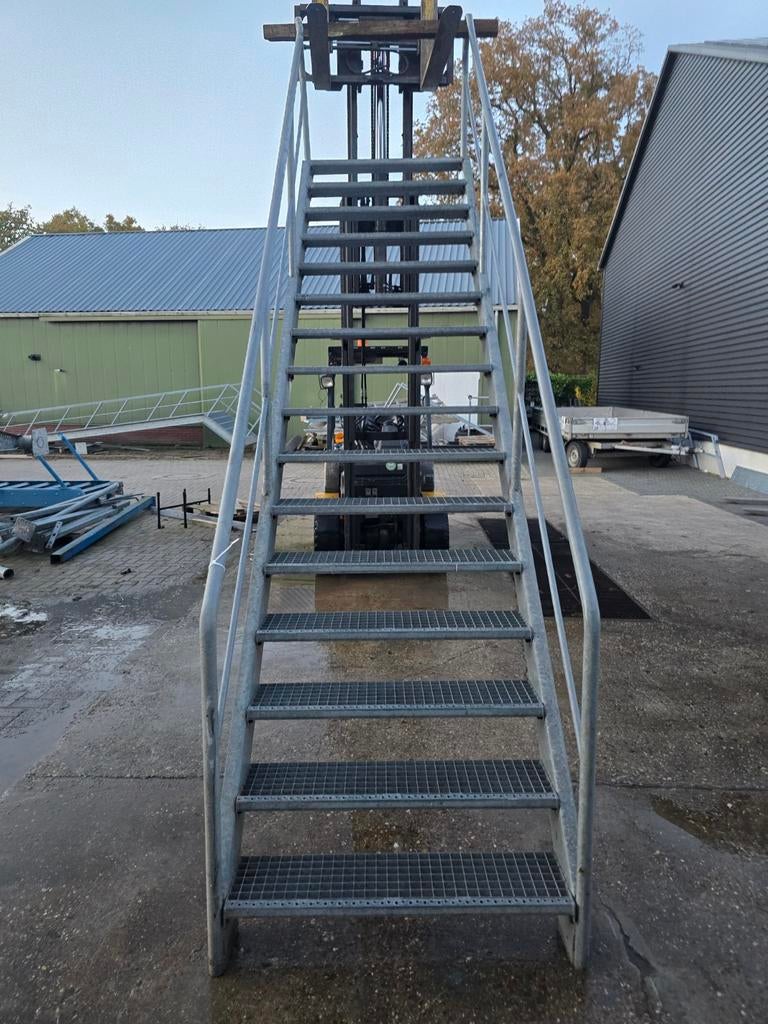 Stalen trap gegalv. Hoog 3,2 mtr. Nob161, Doe-het-zelf en Verbouw, Ladders en Trappen, Ophalen, 2 tot 4 meter