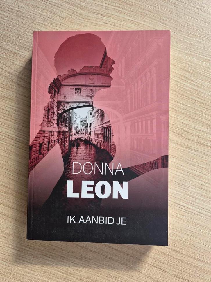 Donna Leon - Ik Aanbid Je (Commissaris Brunetti), Boeken, Detectives, Zo goed als nieuw, Ophalen of Verzenden