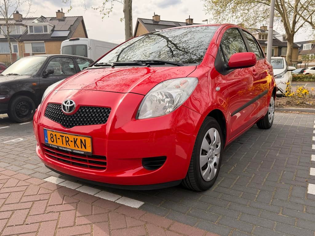 Nette en betrouwbare Toyota Yaris 1.3 | 113.490 km Rood, Voorwielaandrijving, 40 €/maand, 4 cilinders, 995 kg