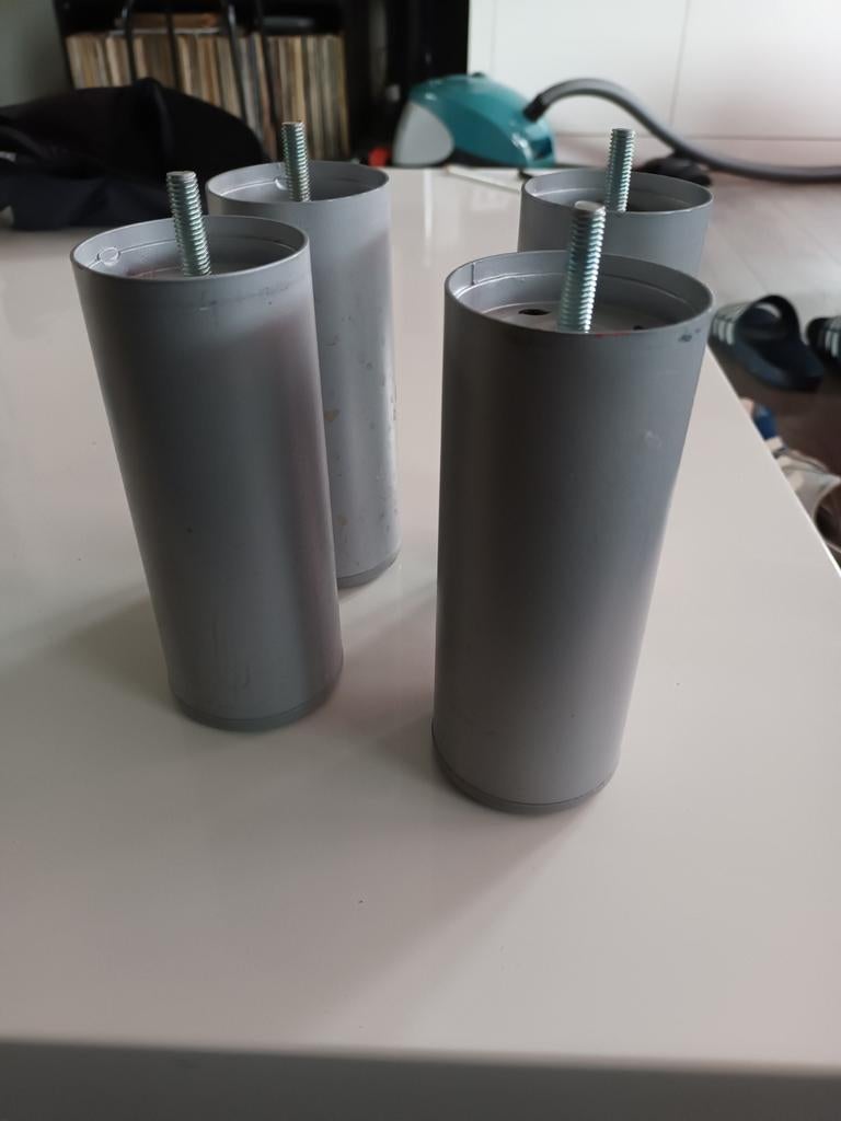 4 metalen pootjes voor kastje, Ophalen