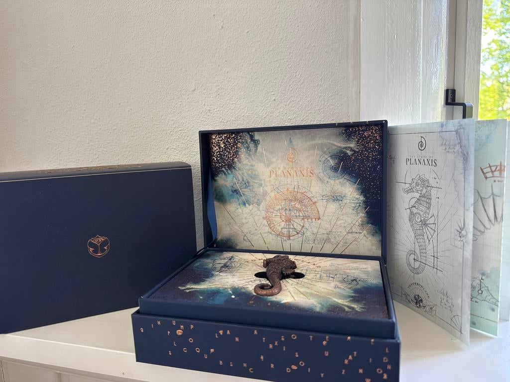 Tomorrowland treasure case - Planaxis - 2018, Verzamelen, Ophalen of Verzenden, Zo goed als nieuw, Poster, Artwork of Schilderij