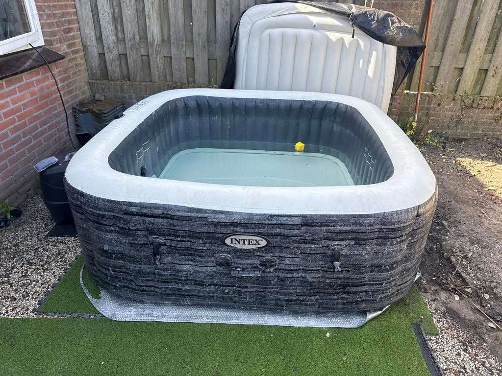 Intex 6-persoons jacuzzi - 2 jaar oud, Ophalen, Gebruikt, Pomp, Opblaasbaar