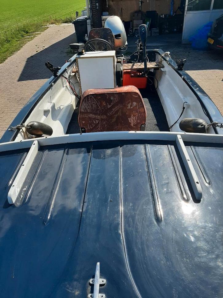 Mooie vissersboot met extra`s, Watersport en Boten, Vis- en Consoleboten, Gebruikt, Tot 10 pk, 3 tot 6 meter, Benzine, Buitenboordmotor