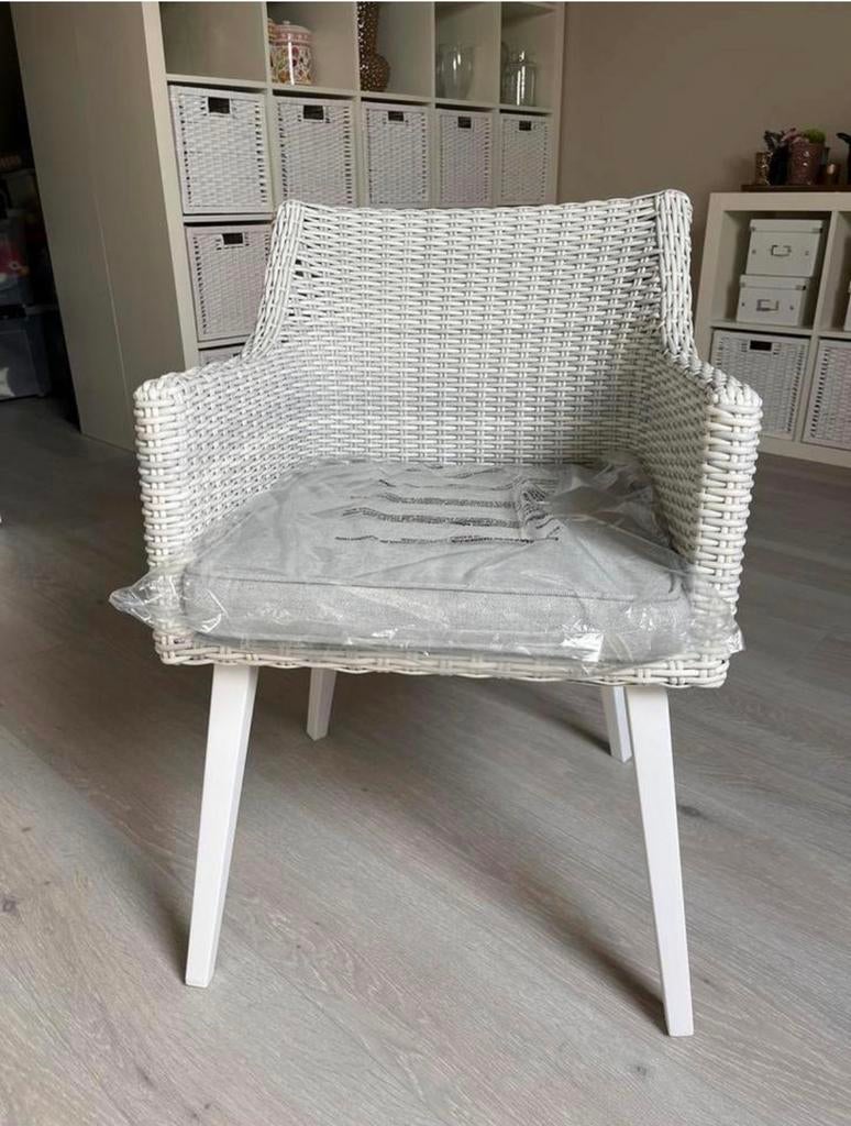 Grijs met wit wicker tuinstoel met kussen, Tuin en Terras, Tuinstoelen, Ophalen, Nieuw, Wicker
