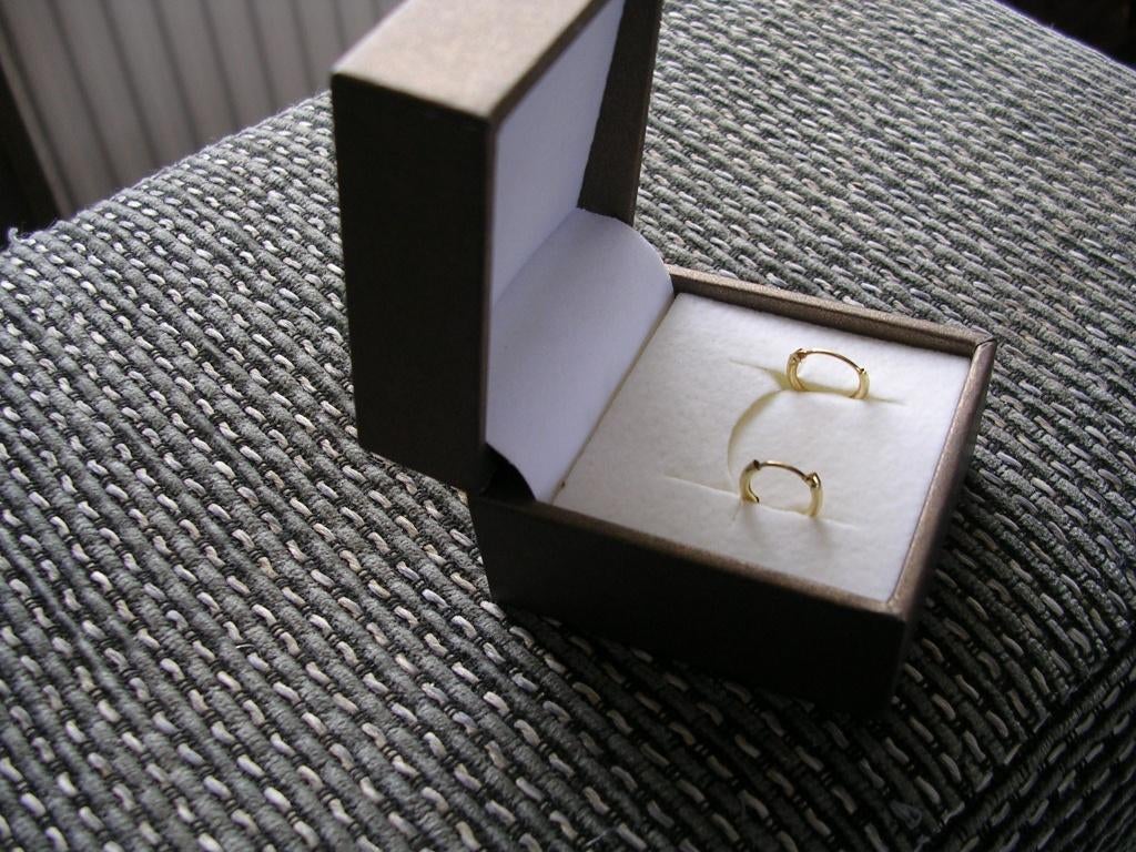 Een stel heel kleine baby gouden oorringetjes 14 karaats., Ophalen of Verzenden, Nieuw, Geel, Goud