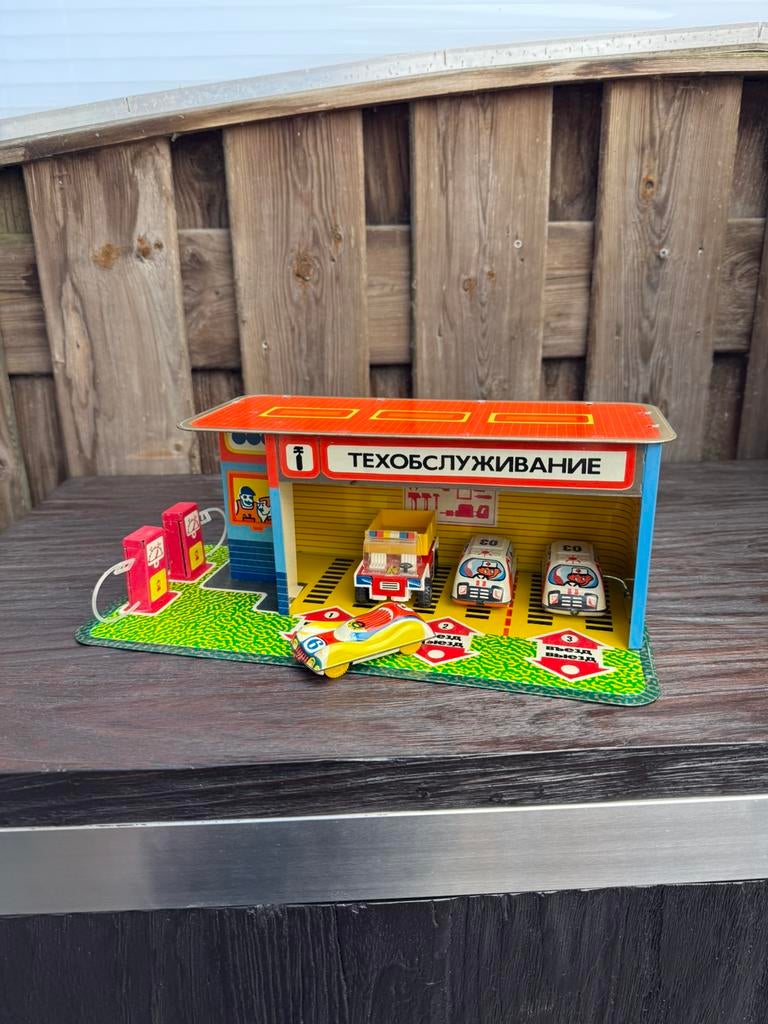 Russische Texaco blikken benzinepomp/garage met auto’s zgan, Antiek en Kunst, Antiek | Speelgoed, Ophalen of Verzenden