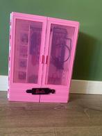 Barbie kledingkast met accessoires, Ophalen of Verzenden, Gebruikt, Toebehoren