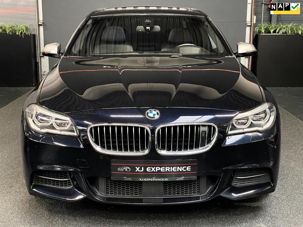 BMW 5-serie M550d xDrive 381PK GLASDAK HUD B&O LEER NAP NIGH, Auto's, BMW, Automaat, Gebruikt, 2993 cc, 2000 kg