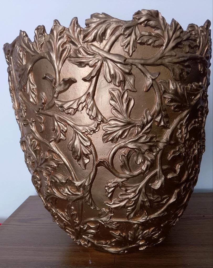 Gouden bloempot met barok motief, Rond, Binnen, Zo goed als nieuw, Beton