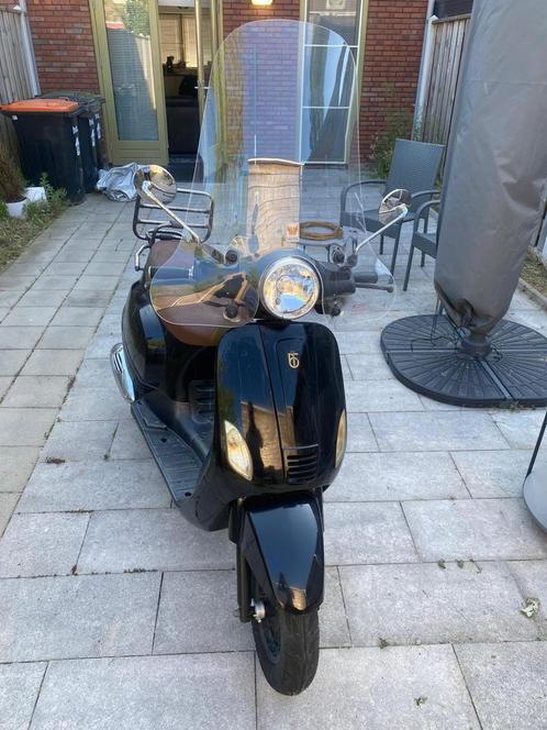 Scooter Riva + Helm & hoes, Fietsen en Brommers, Scooters | SYM, Zo goed als nieuw, Overige modellen, Maximaal 45 km/u, Benzine