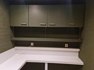 Stevige kasten (3x) met deuren en meubel platen beschikbaar voor biedingen