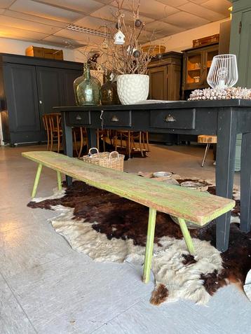 Brocante bank in de originele verf beschikbaar voor biedingen
