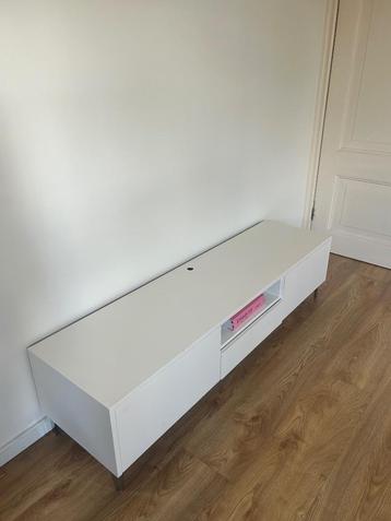 Witte televisiekast