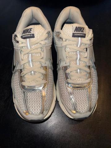 Nike zoom vomero 5 maat 42.5 beschikbaar voor biedingen