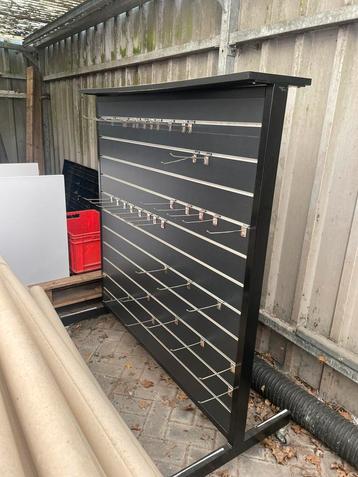 Slatwall middenrek winkelinrichting beschikbaar voor biedingen