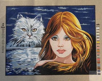 Cado voorbedrukt groot borduurstramien dame met witte poes beschikbaar voor biedingen