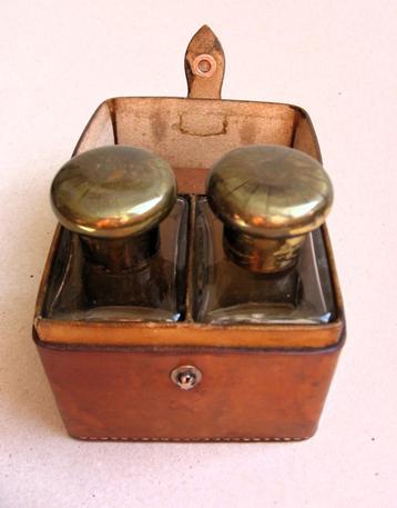 Leren cassette met twee parfumflessen, jaren 50  beschikbaar voor biedingen