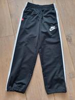 Nike trainingsbroek joggingbroek 6 - 8 jaar 122 - 128 cm, Ophalen of Verzenden, Zo goed als nieuw, Zwart, Algemeen