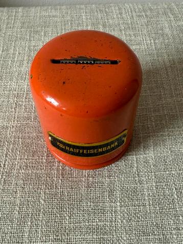 Vintage Raiffeisenbank Spaarpot Oranje Metaal beschikbaar voor biedingen