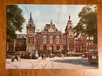 Amsterdam. Centraal Station met oude tram en bus. Ongelopen., Verzamelen, Ansichtkaarten | Nederland, Noord-Holland, 1960 tot 1980